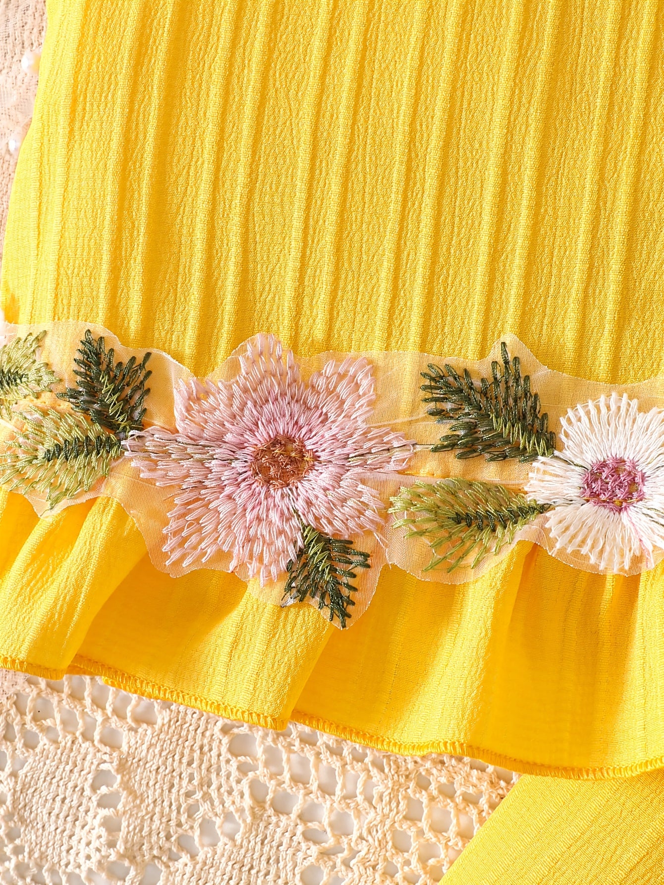 2pcs Set. Girls' Tank Top and Wide-leg Pants Set, Featuring Stylish Lace Trim and Ruffle Details. Simple and Fashionable Design. Ideal for Girls' Daily Casual Wear in Spring and Summer. Suitable for Girls Aged 1-8 for Daily Leisure and Sports