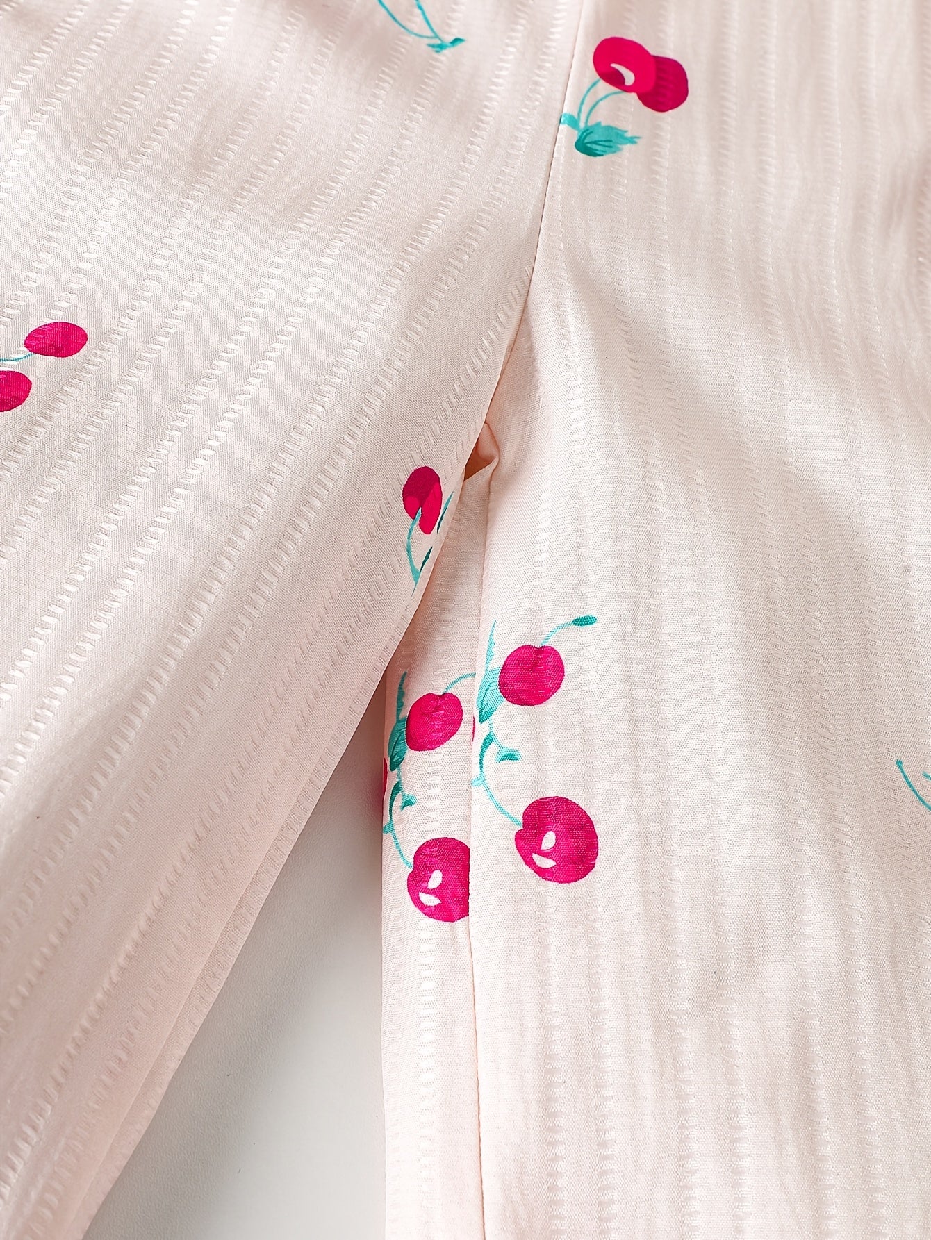 Summer European and American Fashion Baby Girl Onesies, Retro Casual Onesies with Cute Cherry Prints, Playful Flutter Sleeves, Suitable for Daily Wear, Outdoor Activities, Perfect for Outdoor