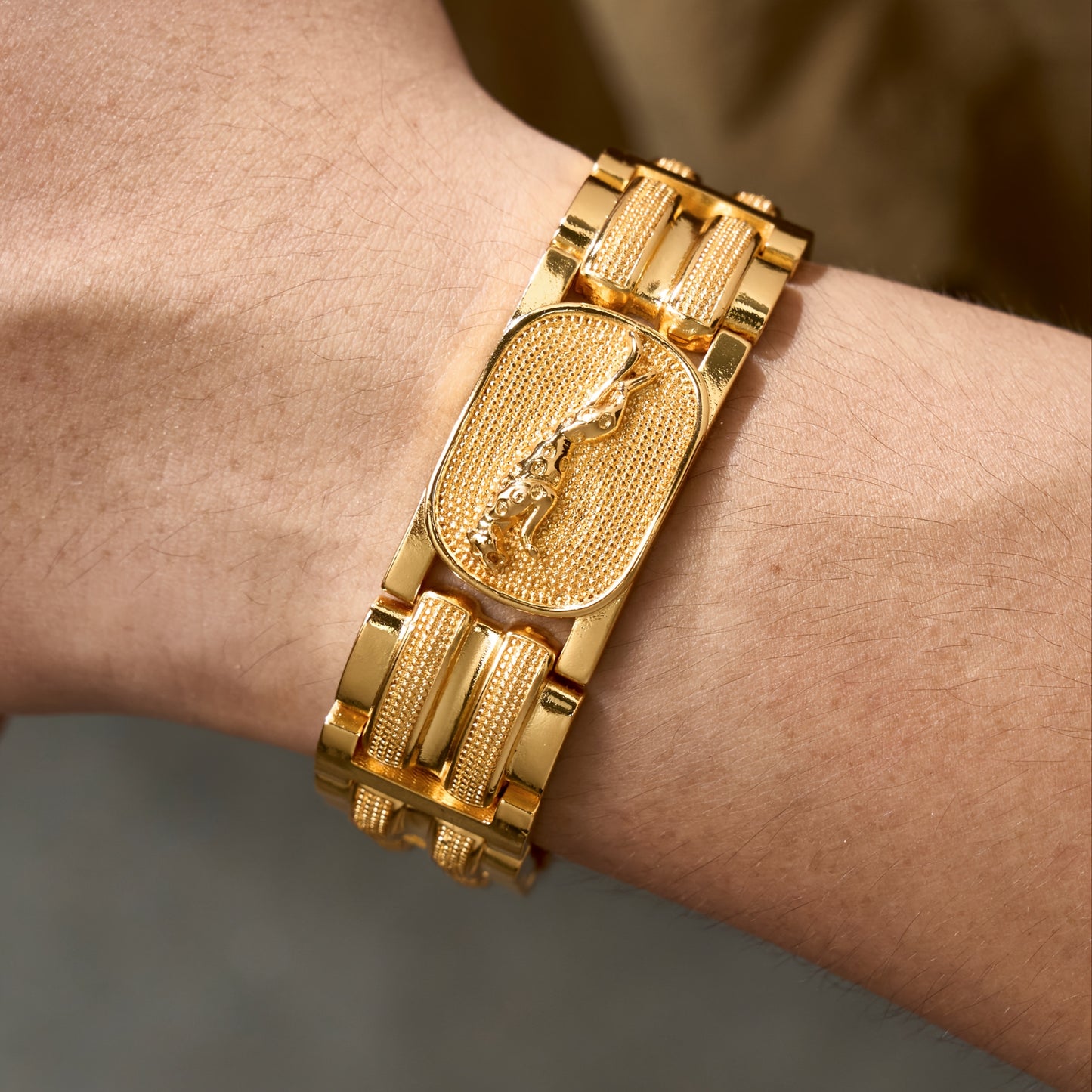 1pc Men's Fashionable  Vintage Style Copper 18K Gold Plated-Plated Leopard Tag Cuff Bracelet, Luxurious Tag Design Suitable for Men and Women's Daily Wear, the Best Gift for Valentine's Day and Father's Day