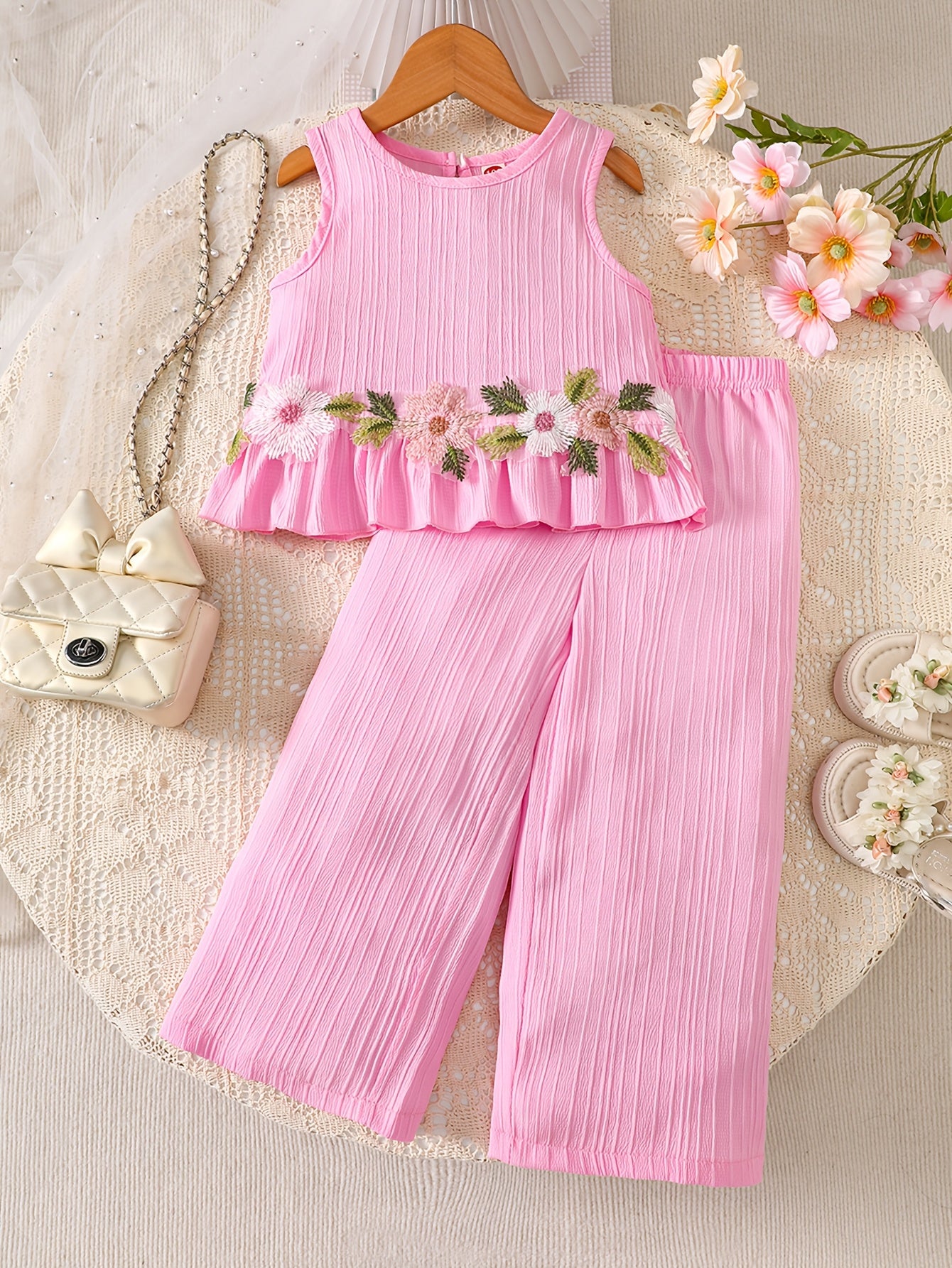 2pcs Set. Girls' Tank Top and Wide-leg Pants Set, Featuring Stylish Lace Trim and Ruffle Details. Simple and Fashionable Design. Ideal for Girls' Daily Casual Wear in Spring and Summer. Suitable for Girls Aged 1-8 for Daily Leisure and Sports