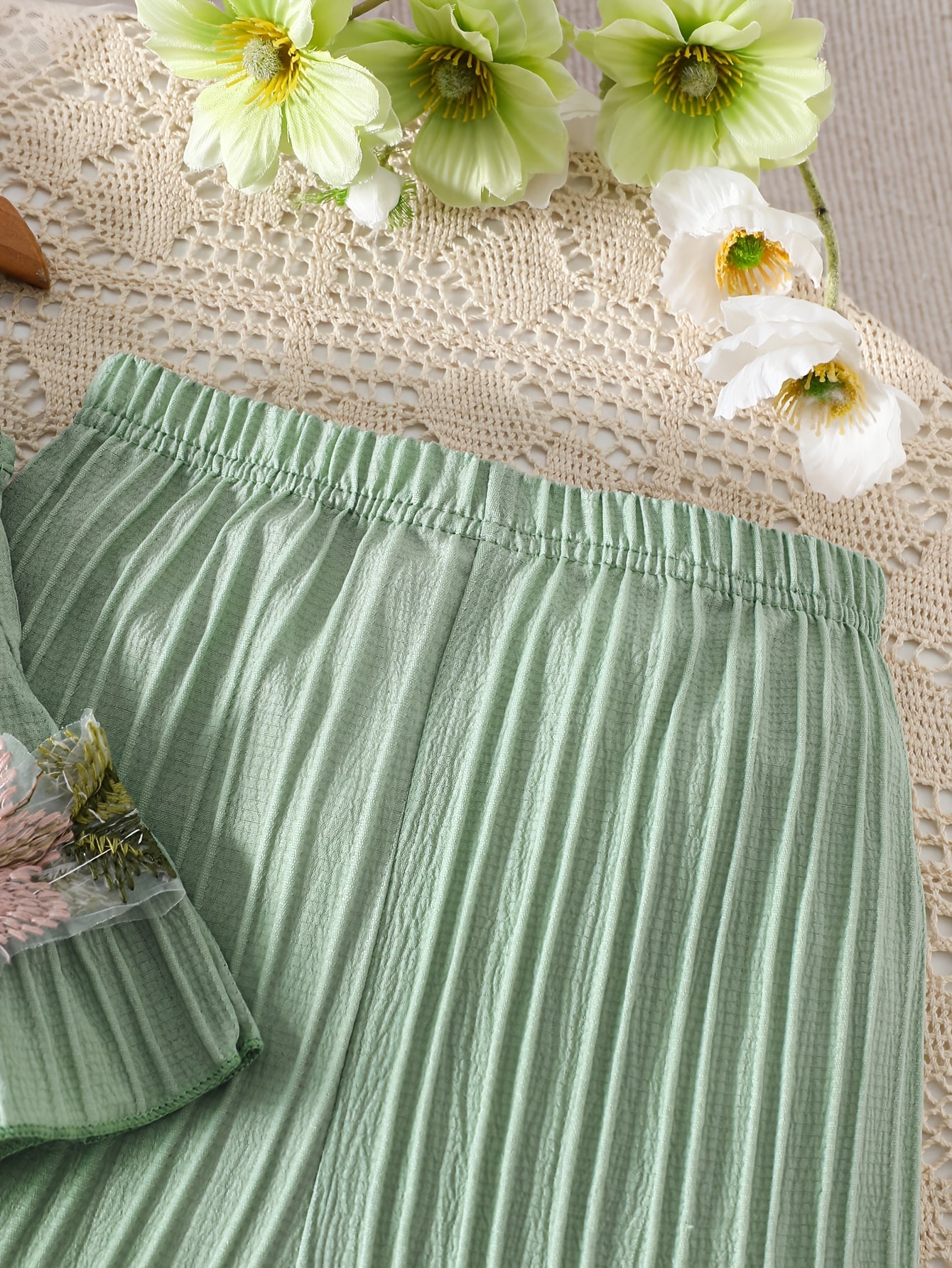 2pcs Set. Girls' Tank Top and Wide-leg Pants Set, Featuring Stylish Lace Trim and Ruffle Details. Simple and Fashionable Design. Ideal for Girls' Daily Casual Wear in Spring and Summer. Suitable for Girls Aged 1-8 for Daily Leisure and Sports