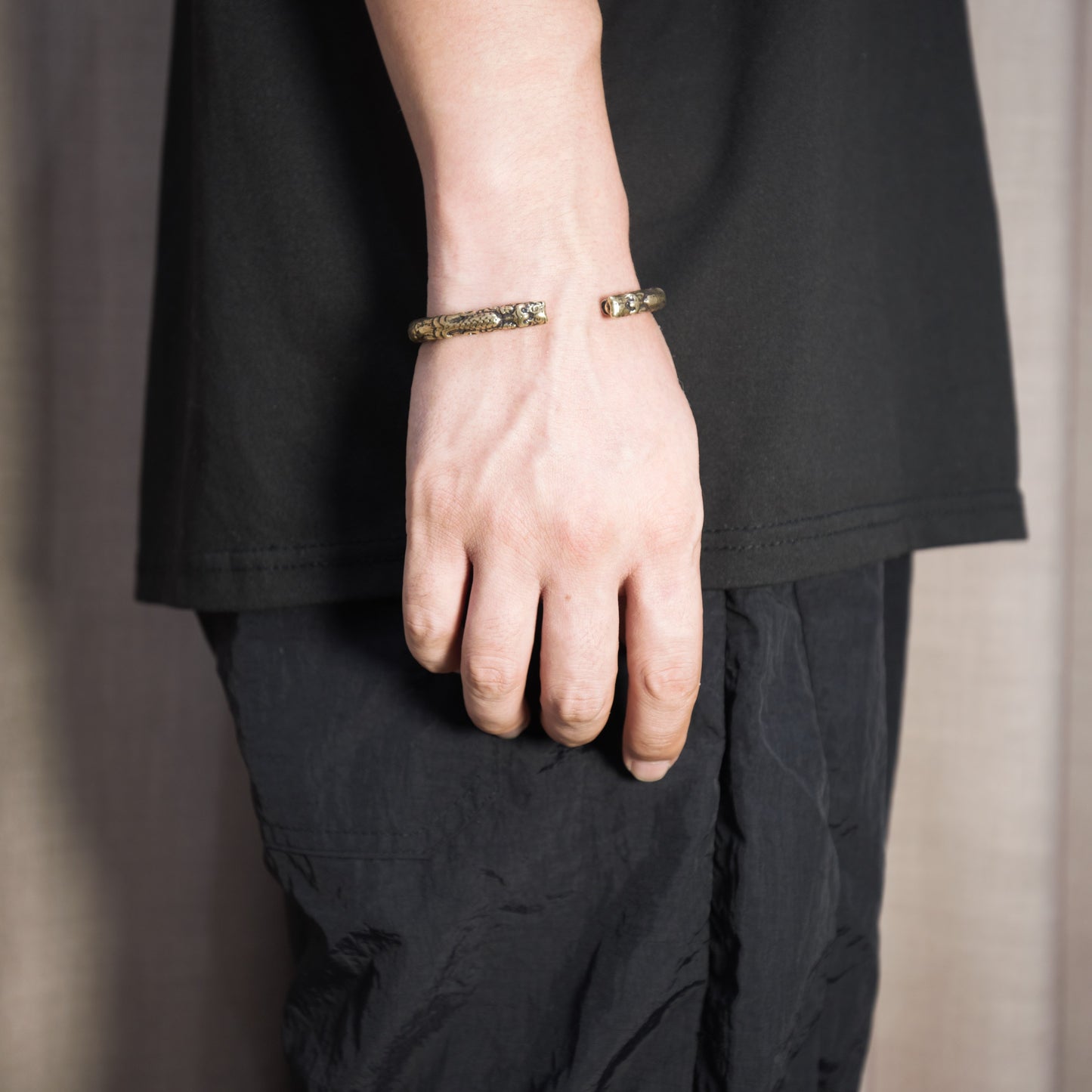 Vintage Solid Brass Men's Double Dragon Head Cuff Bangle - Adjustable and Stylish Bangle Bangle Bracelet for Fashionable and Strong Men 1pc Classic Vintage Gothic Pure Copper Dual Longline Bangle Bangle Bracelet with Dragon Head, Fashion Hip Hop Punk