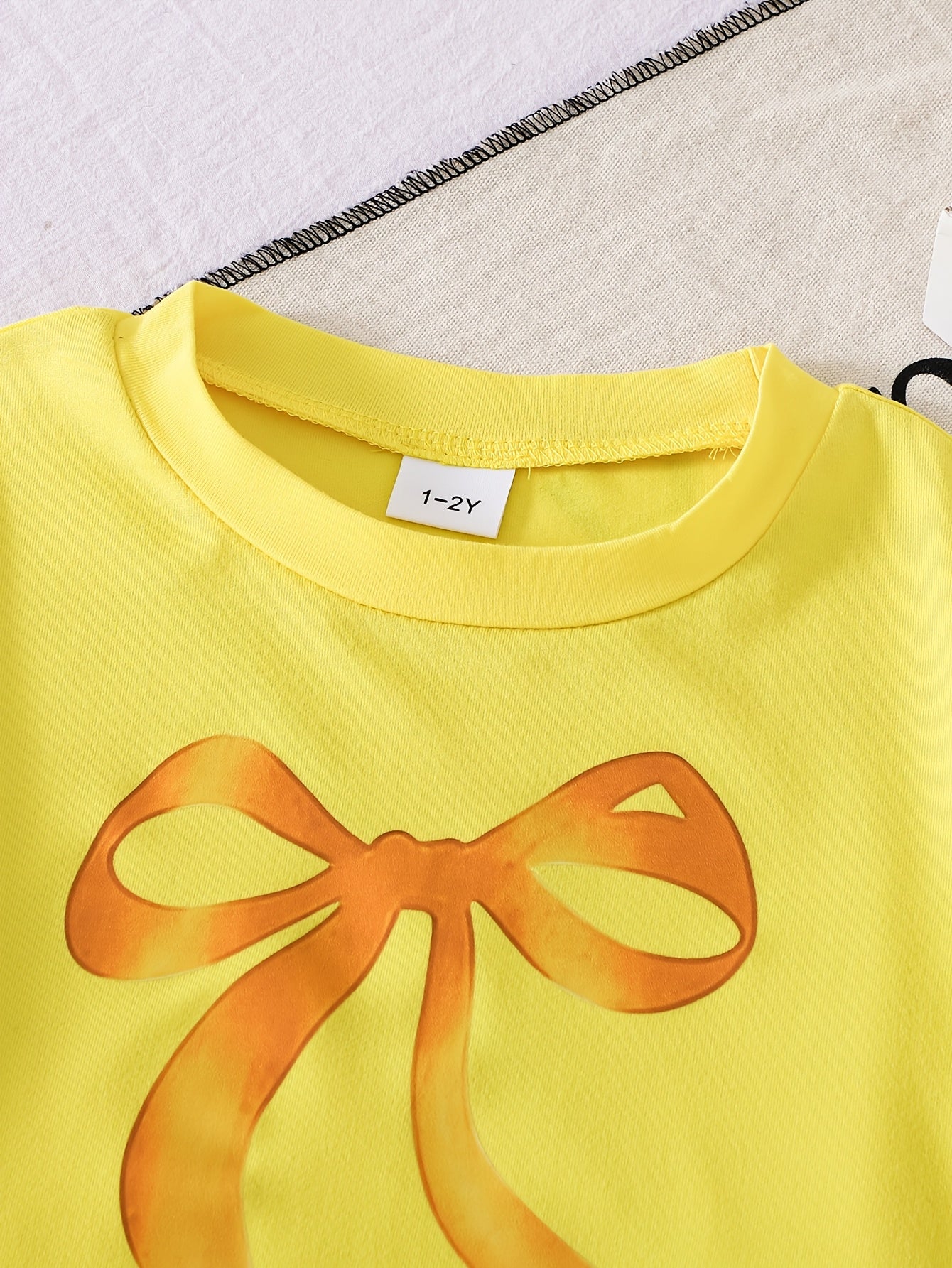 2pcs Set of Casual Loose-fitting Round-neck Short-sleeve T-shirt and Shorts for Girls Aged 1-6, Featuring Cute Heart and Bowknot Prints, Suitable for Daily Wear, Outings, Home, and School in Spring and Summer, Perfect for Outdoor