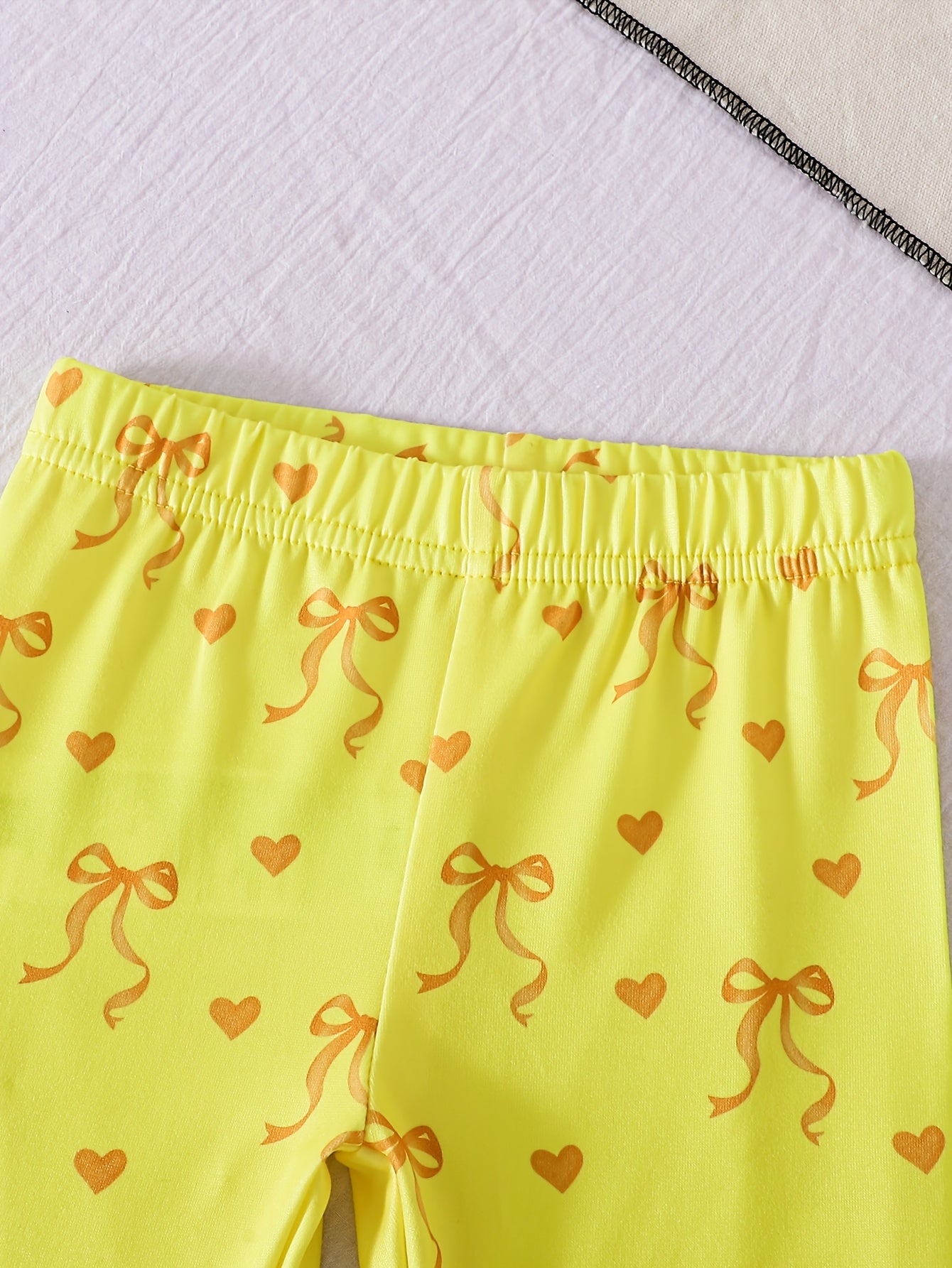 2pcs Set of Casual Loose-fitting Round-neck Short-sleeve T-shirt and Shorts for Girls Aged 1-6, Featuring Cute Heart and Bowknot Prints, Suitable for Daily Wear, Outings, Home, and School in Spring and Summer, Perfect for Outdoor