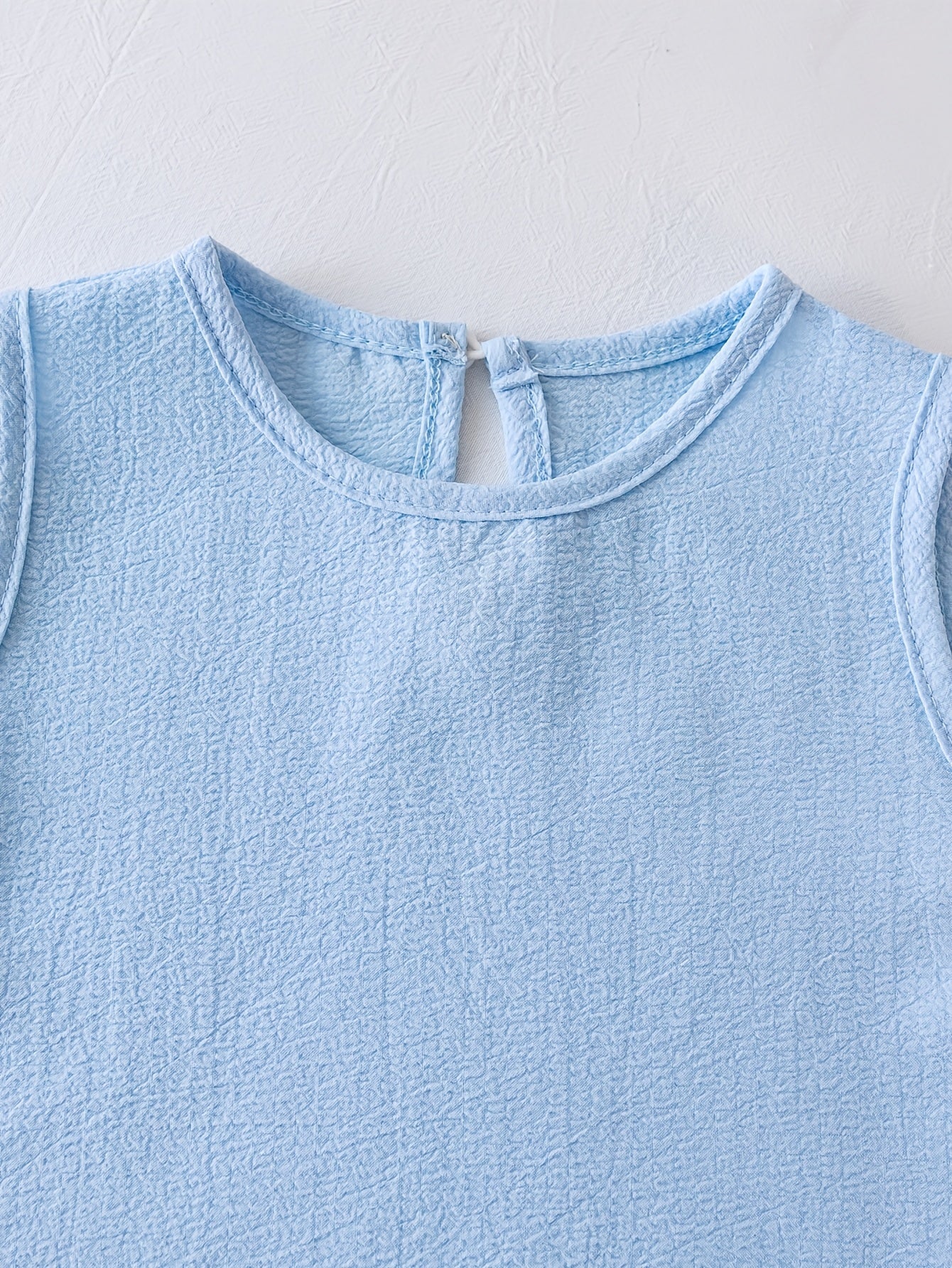 Girls' Summer 2pcs Set: Sleeveless Top and Shorts with Scalloped Hem Design, Fresh and Fashionable Outfit. Light Blue Toddler Set: Sleeveless Tank Top + Shorts, Soft and Breathable Summer Outerwear. Girls' Summer 2pcs Set with Scalloped Lace Trim