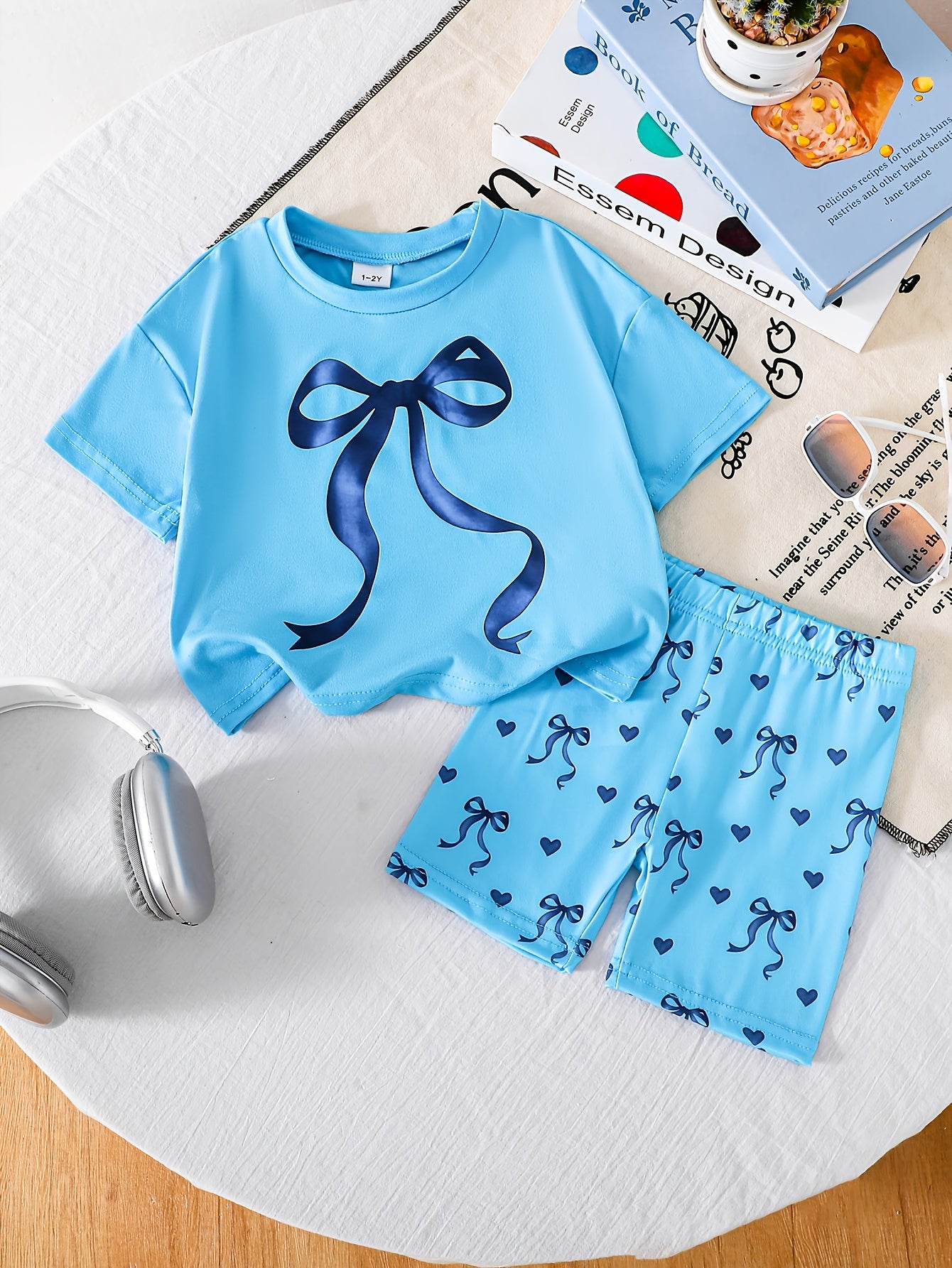 2pcs Set of Casual Loose-fitting Round-neck Short-sleeve T-shirt and Shorts for Girls Aged 1-6, Featuring Cute Heart and Bowknot Prints, Suitable for Daily Wear, Outings, Home, and School in Spring and Summer, Perfect for Outdoor