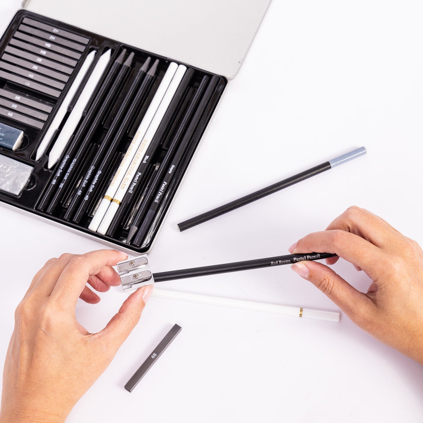 Evelay 28pcs Professional Drawing Pencil Set – Sketching & Art Supplies Kit with Charcoal, Graphite, Pastels, Erasers & Tin Case – Ideal Gift for Beginners & Artists
