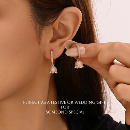 [Wedding Jewelry] A Pair of Rose Golden High-End Hypoallergenic Copper Women's Earrings, Elegant and Luxurious with Synthetic Synthetic Zirconia Inlay, Rose Flower and Lily of the Valley Pendant Design, Suitable for Daily Wear, Banquets, and Vacations, We