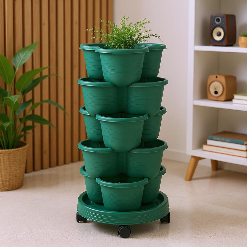 The three-dimensional three-petal flowerpot, strawberry pot, can be multi-layered for vegetable and fruit planting. It is made of pp plastic with five layers, black/ white/ green, and measures 31.5*31.5**13.5cm