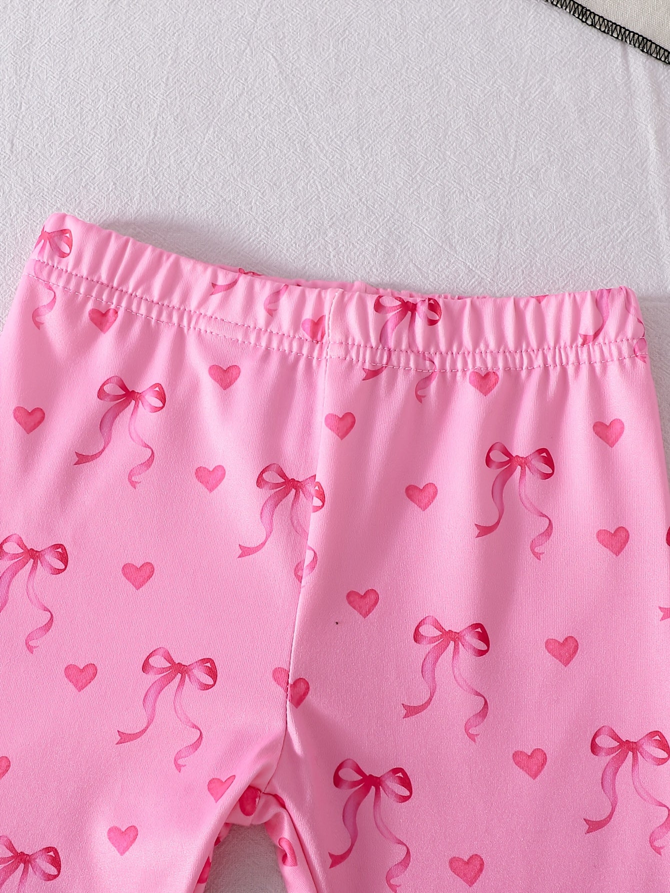 2pcs Set of Casual Loose-fitting Round-neck Short-sleeve T-shirt and Shorts for Girls Aged 1-6, Featuring Cute Heart and Bowknot Prints, Suitable for Daily Wear, Outings, Home, and School in Spring and Summer, Perfect for Outdoor