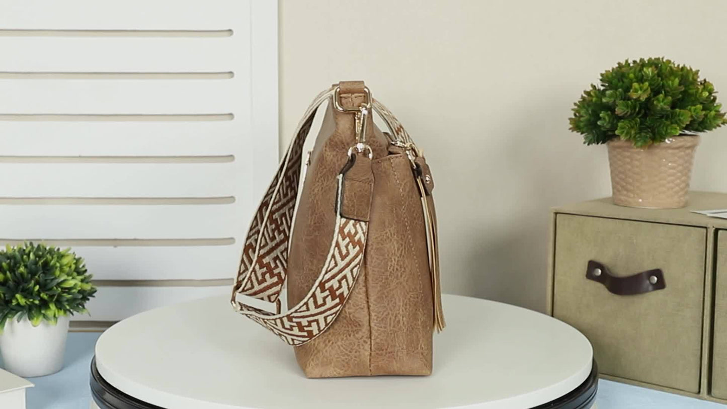 New Large-Capacity Women's Crossbody Bag with Fashionable Tassel Accessory, Wide Shoulder Strap, Contrast Color Square Bag, Simple, Casual, Versatile Commuter Single-Shoulder Underarm Bag