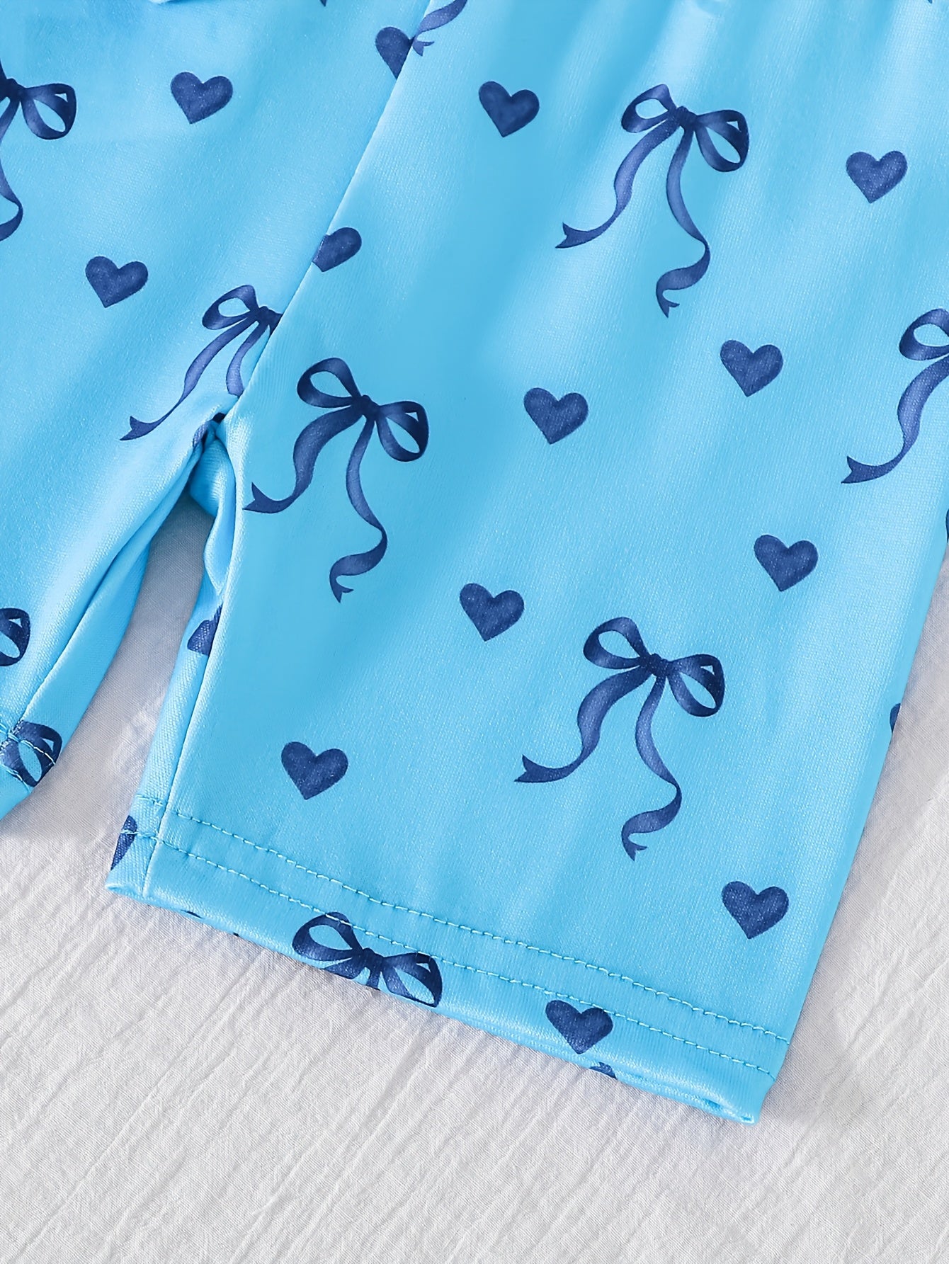 2pcs Set of Casual Loose-fitting Round-neck Short-sleeve T-shirt and Shorts for Girls Aged 1-6, Featuring Cute Heart and Bowknot Prints, Suitable for Daily Wear, Outings, Home, and School in Spring and Summer, Perfect for Outdoor