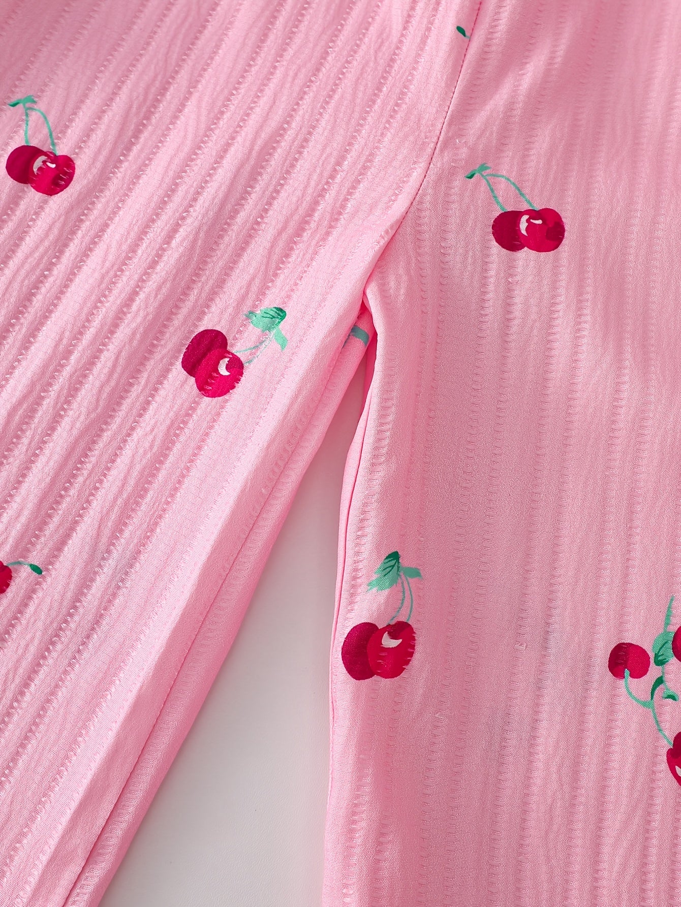 Summer European and American Fashion Baby Girl Onesies, Retro Casual Onesies with Cute Cherry Prints, Playful Flutter Sleeves, Suitable for Daily Wear, Outdoor Activities, Perfect for Outdoor