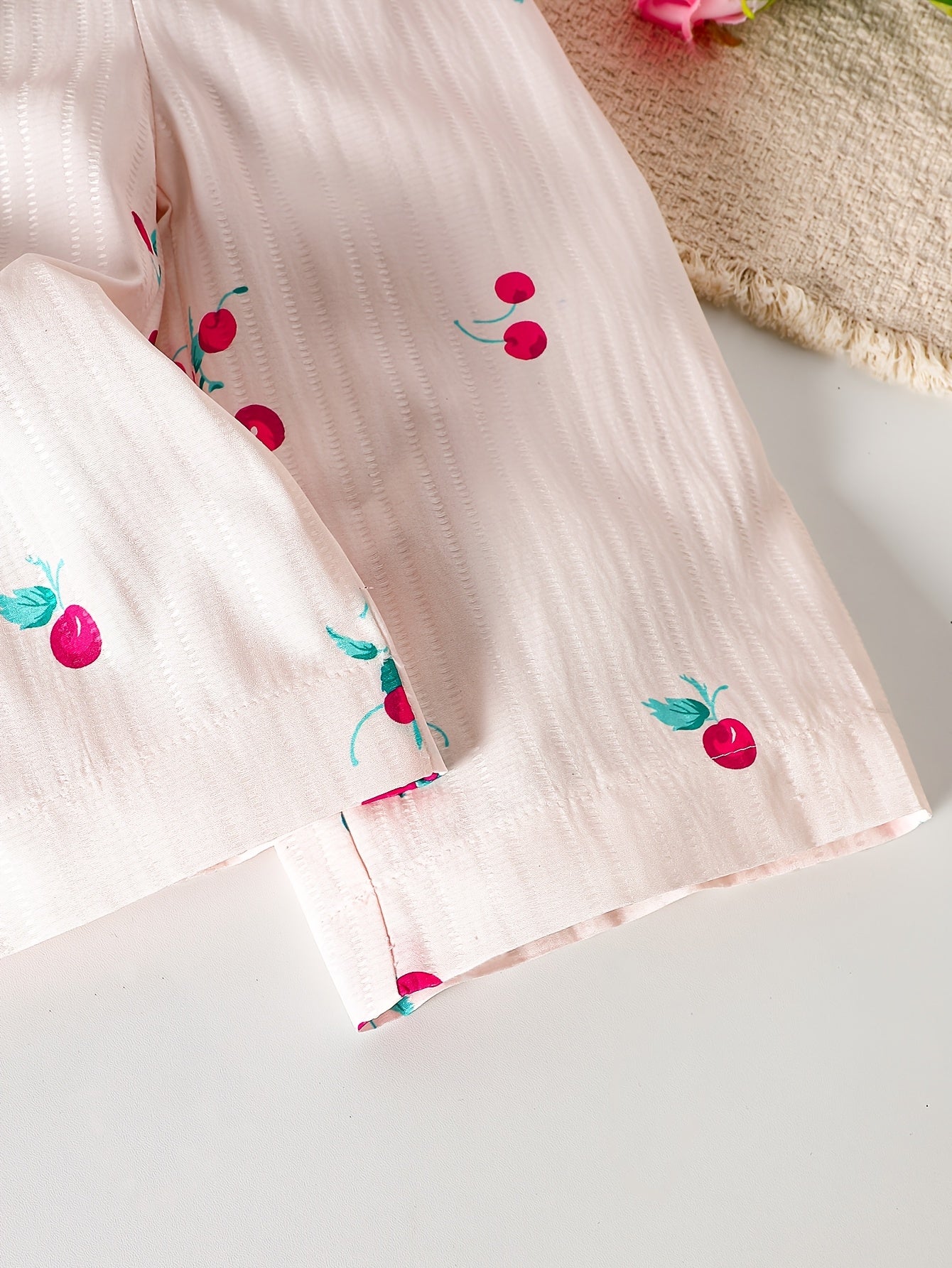 Summer European and American Fashion Baby Girl Onesies, Retro Casual Onesies with Cute Cherry Prints, Playful Flutter Sleeves, Suitable for Daily Wear, Outdoor Activities, Perfect for Outdoor