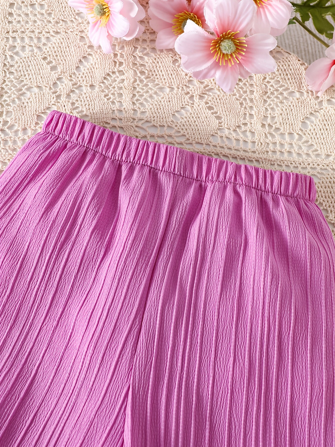2pcs Set. Girls' Tank Top and Wide-leg Pants Set, Featuring Stylish Lace Trim and Ruffle Details. Simple and Fashionable Design. Ideal for Girls' Daily Casual Wear in Spring and Summer. Suitable for Girls Aged 1-8 for Daily Leisure and Sports