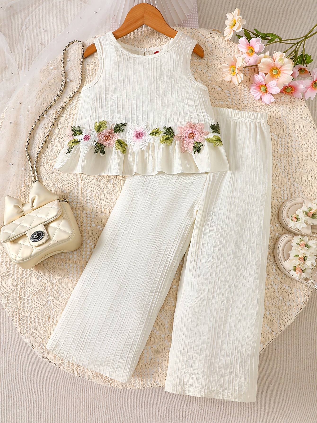 2pcs Set. Girls' Tank Top and Wide-leg Pants Set, Featuring Stylish Lace Trim and Ruffle Details. Simple and Fashionable Design. Ideal for Girls' Daily Casual Wear in Spring and Summer. Suitable for Girls Aged 1-8 for Daily Leisure and Sports
